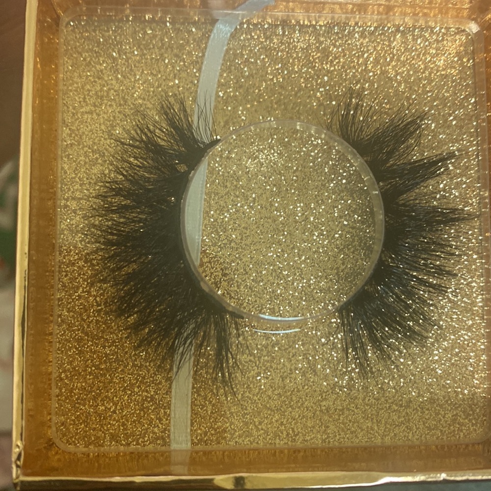 Lashes - Picture 6 of 12